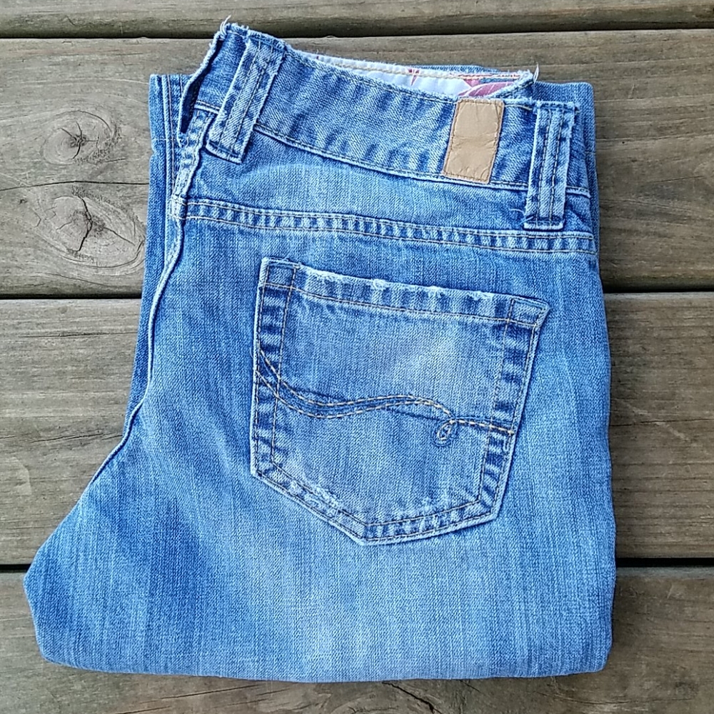 💥 Maurices Factory Faded Capris
